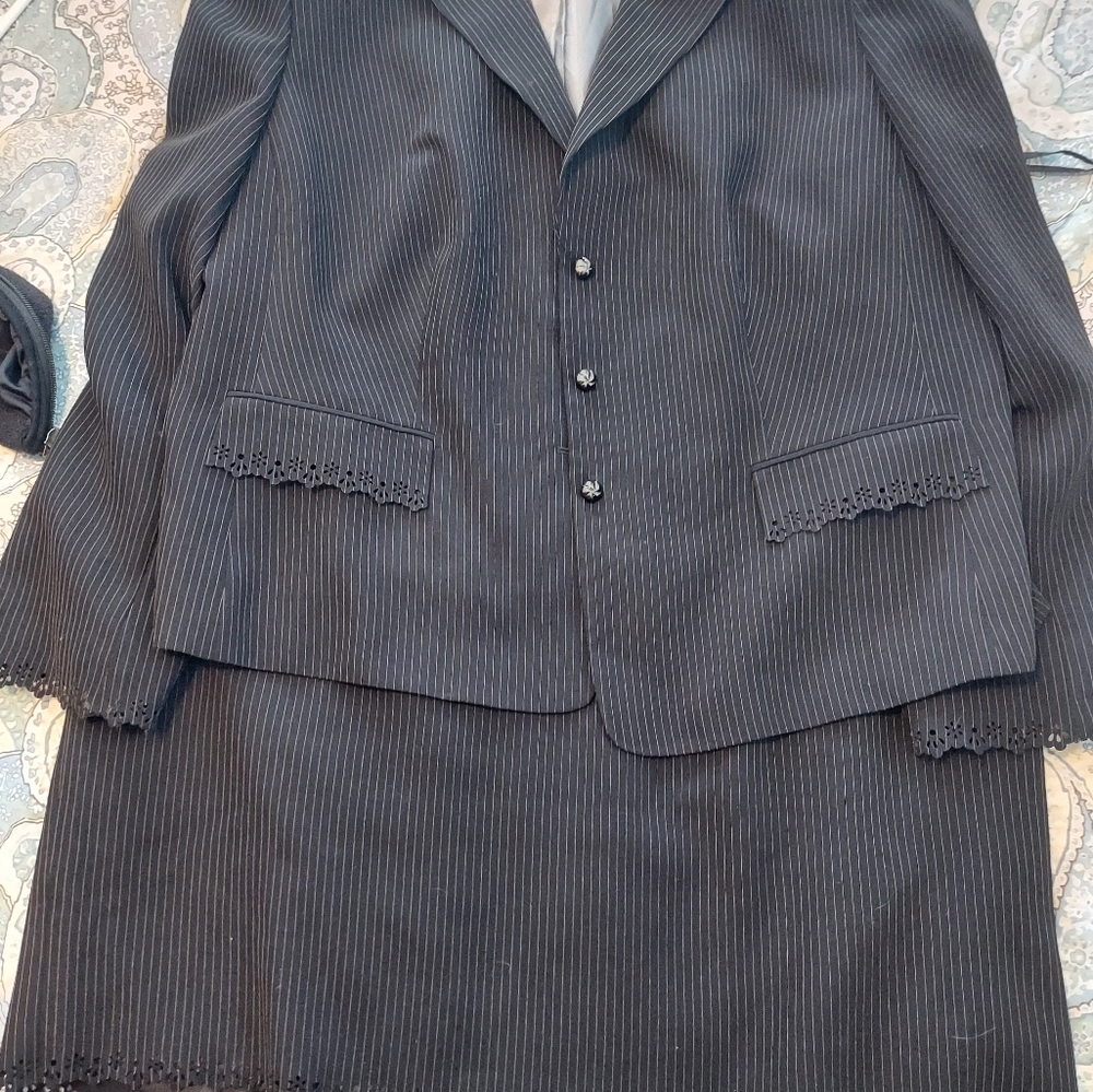 Tahari Lightweight Fully lined Suit